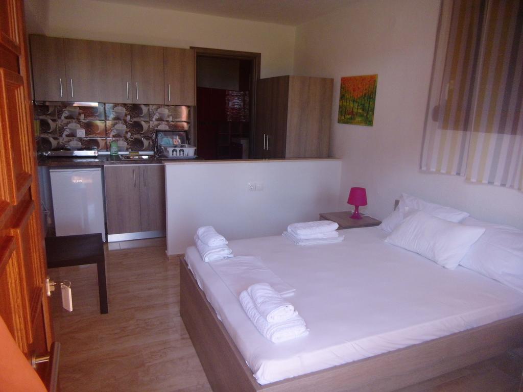 Studios Efi Beach 보우르보우로우 외부 사진